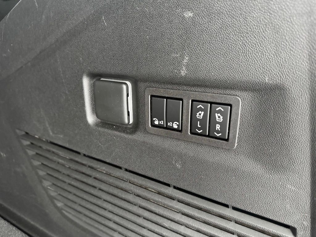 Used 2024 GMC Yukon XL AT4 image 20