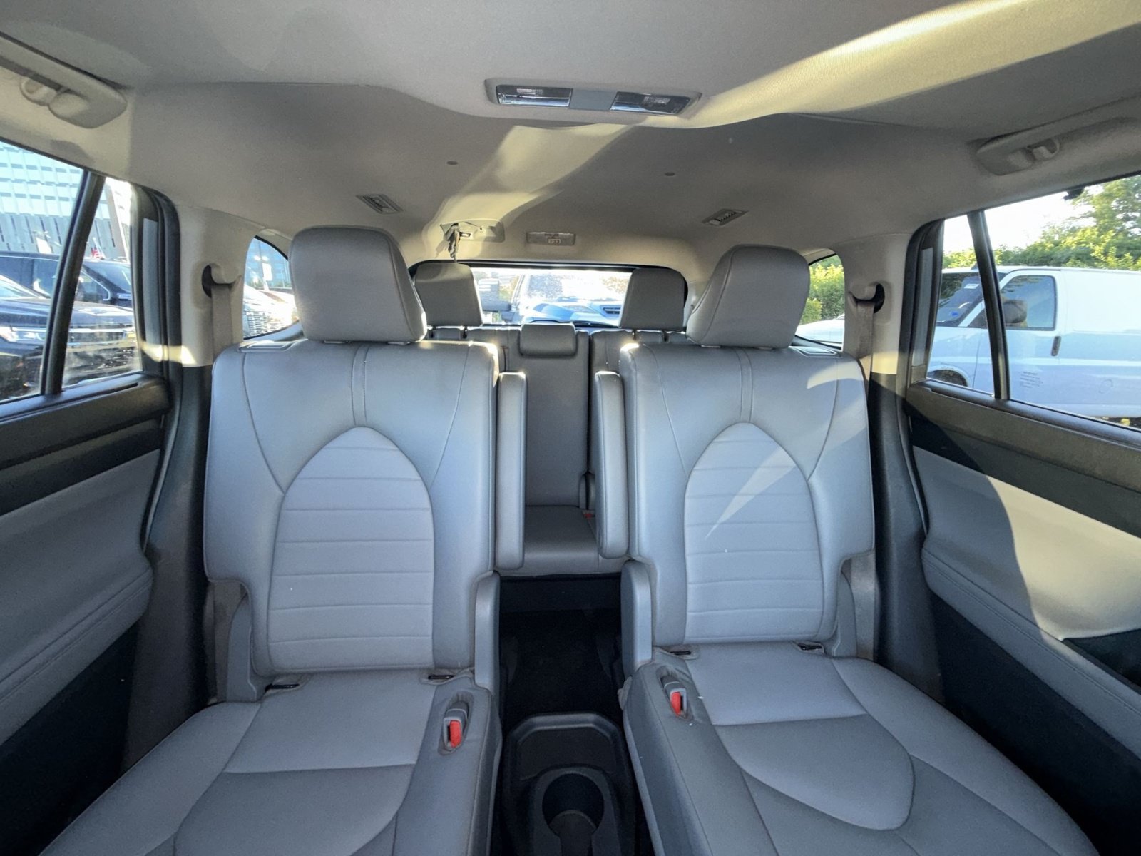 Used 2022 Toyota Highlander XLE AWD/4WD image 24
