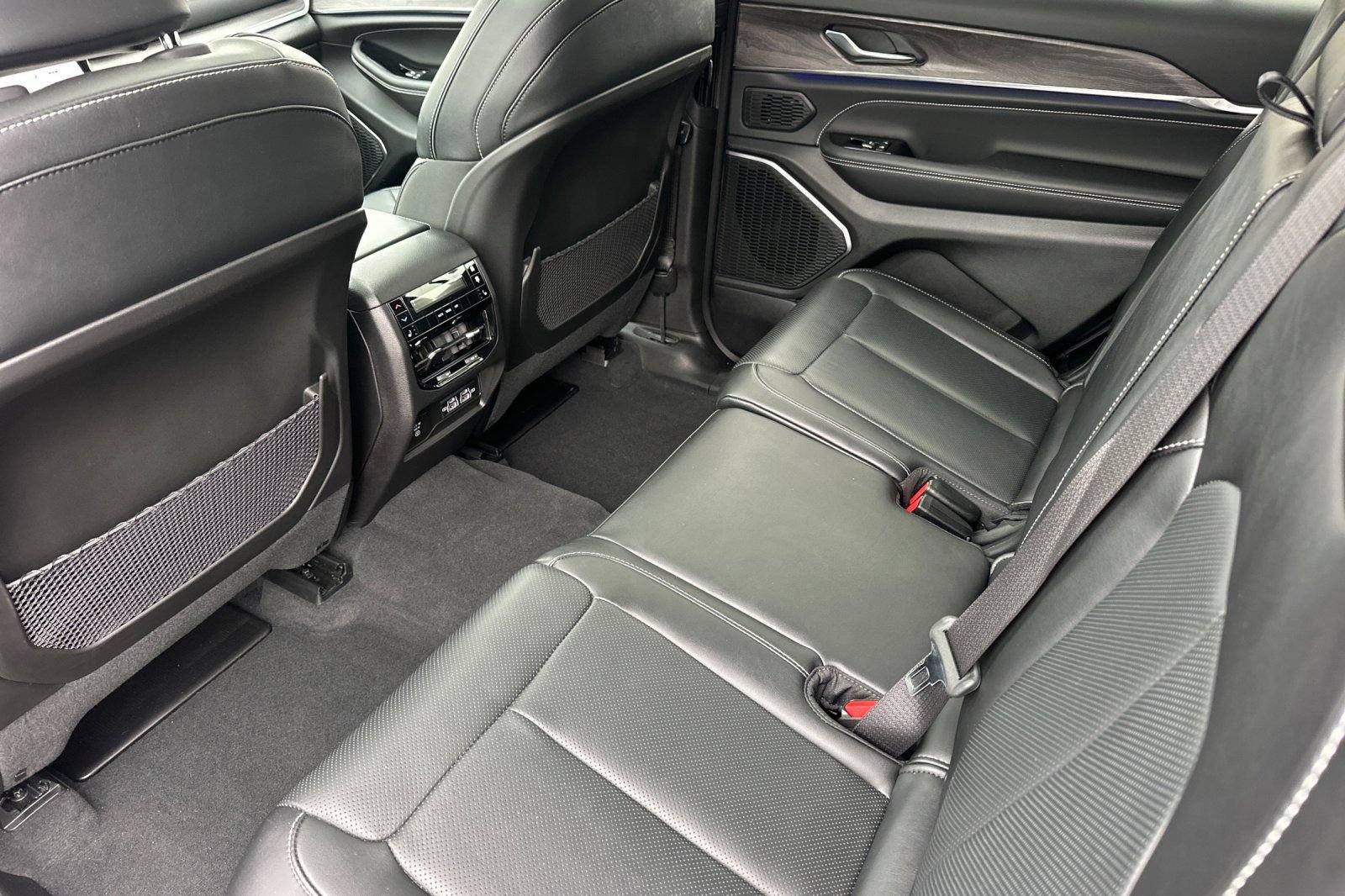 Used 2023 Jeep Grand Cherokee L Overland RWD image 11