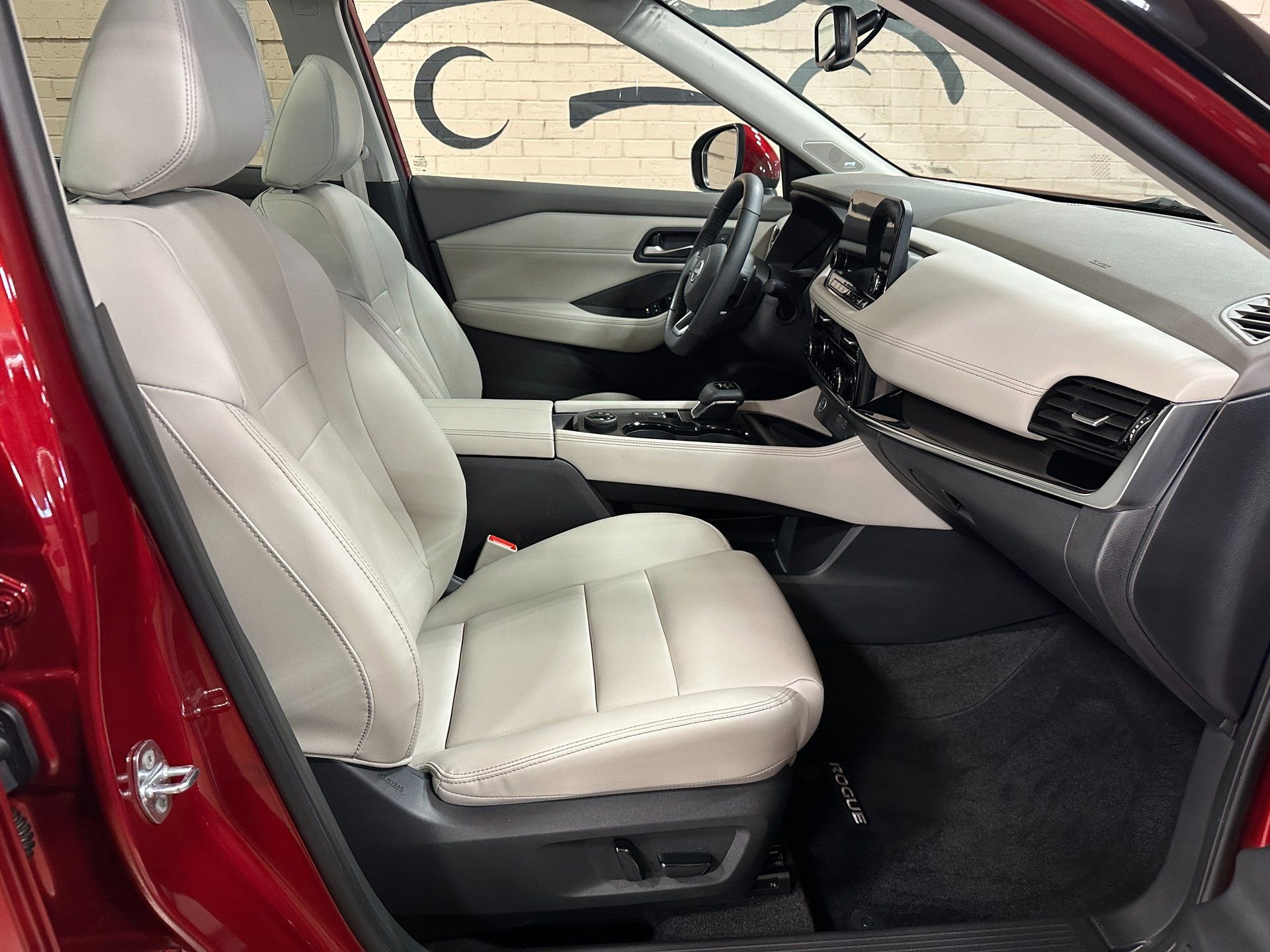 Used 2023 Nissan Rogue SL w/ SL Premium Package image 18