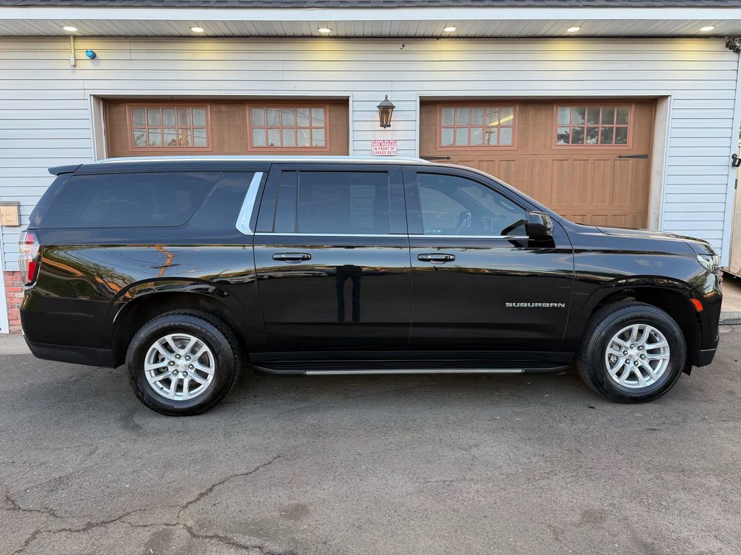 Used 2021 Chevrolet Suburban LT RWD image 2