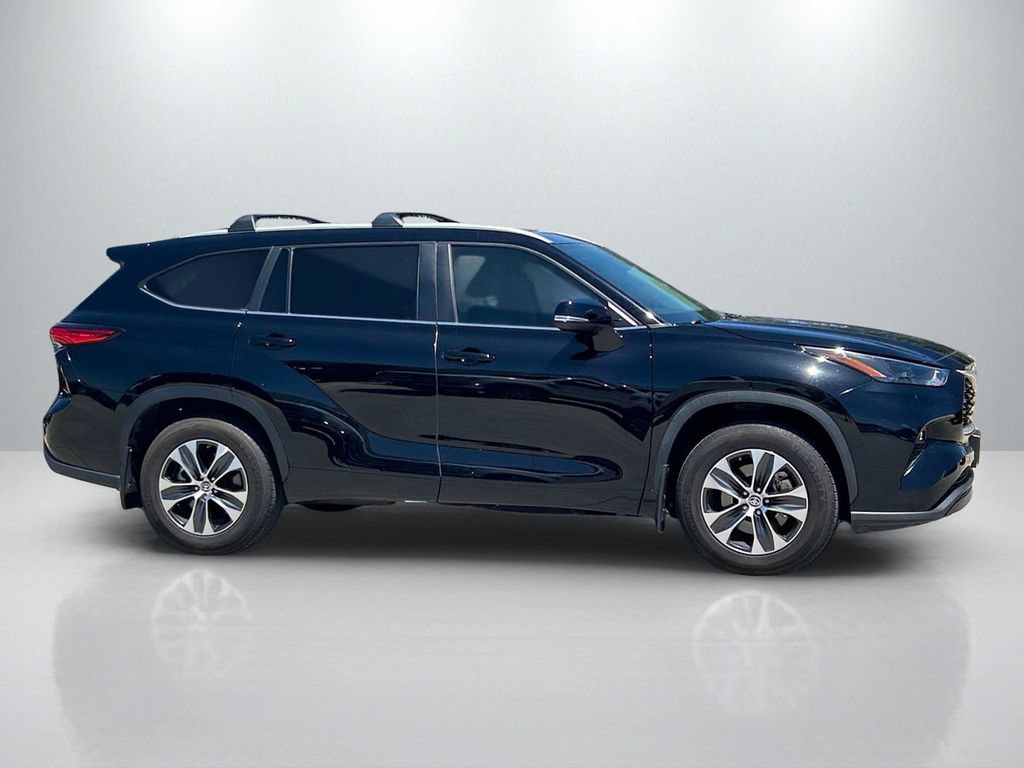 Used 2023 Toyota Highlander XLE FWD image 4