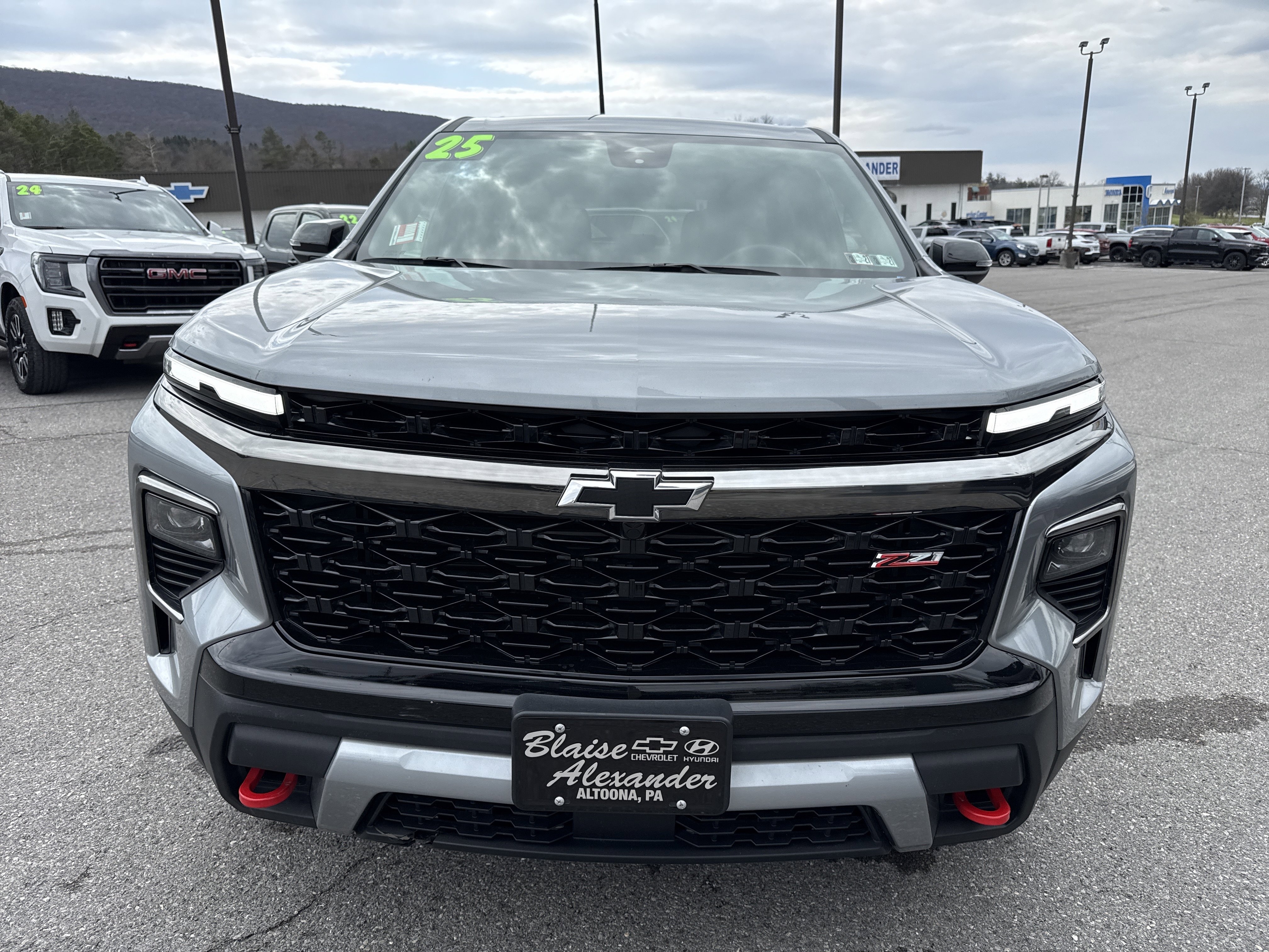 Used 2025 Chevrolet Traverse Z71 image 9