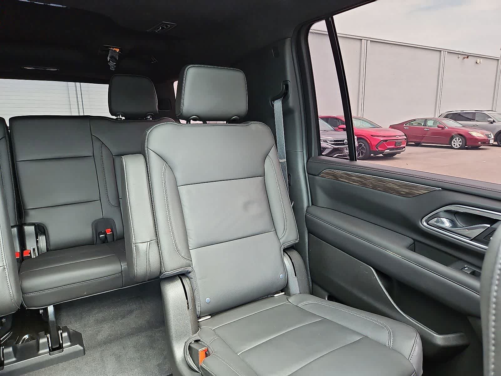 Used 2021 Chevrolet Suburban Z71 w/ Z71 Signature Package AWD/4WD image 15