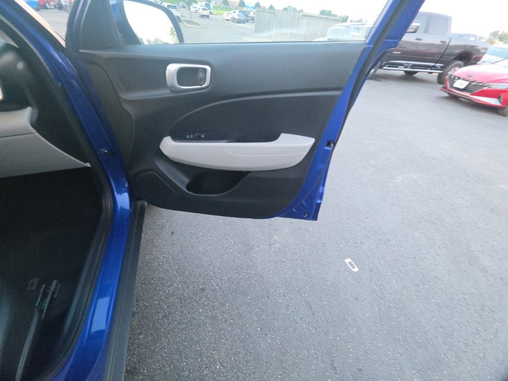 Used 2025 Hyundai Venue SEL FWD image 29