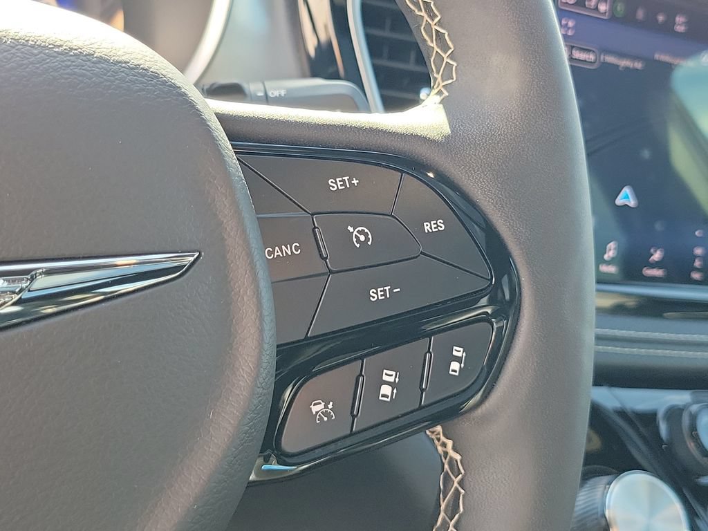 Used 2025 Chrysler Pacifica Limited FWD image 16