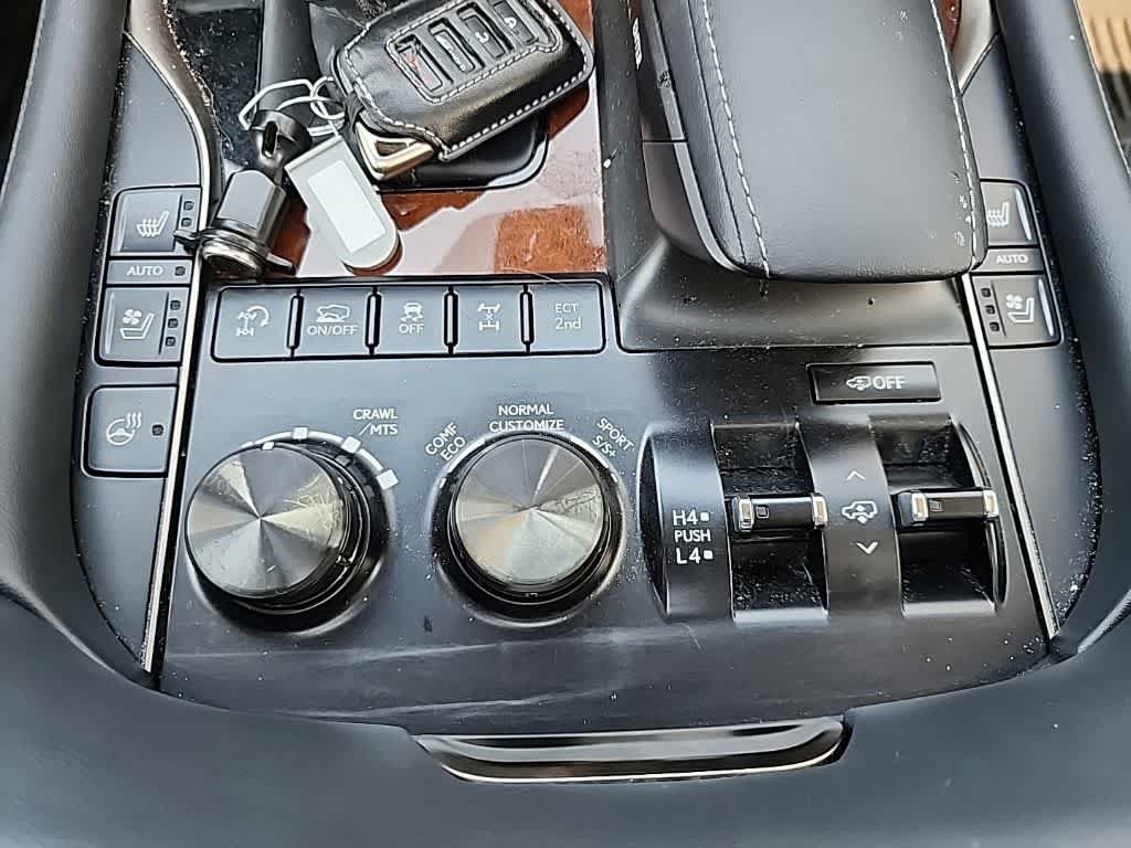 Used 2021 Lexus LX 570 4WD w/ Luxury Package image 22