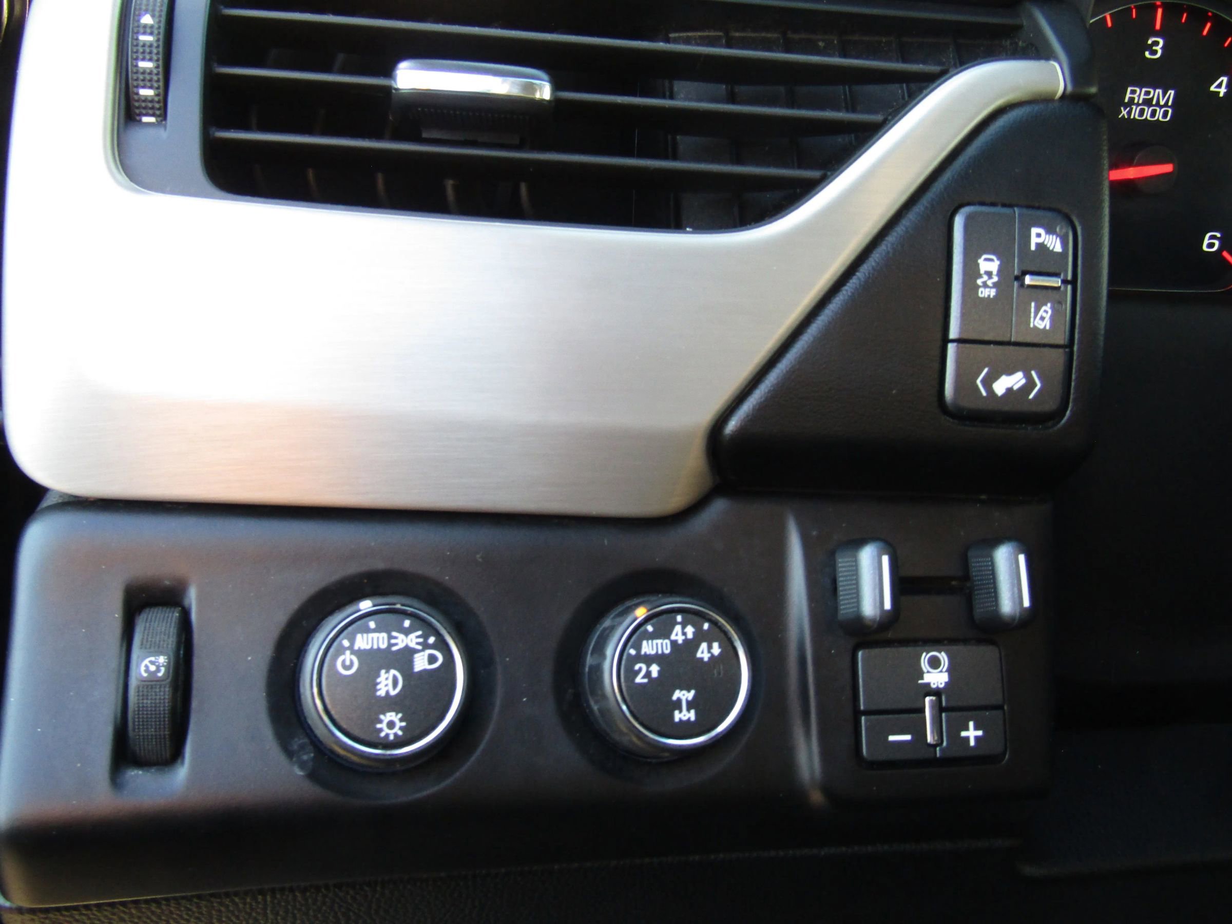 Used 2015 GMC Yukon XL Denali w/ Open Road Package image 25