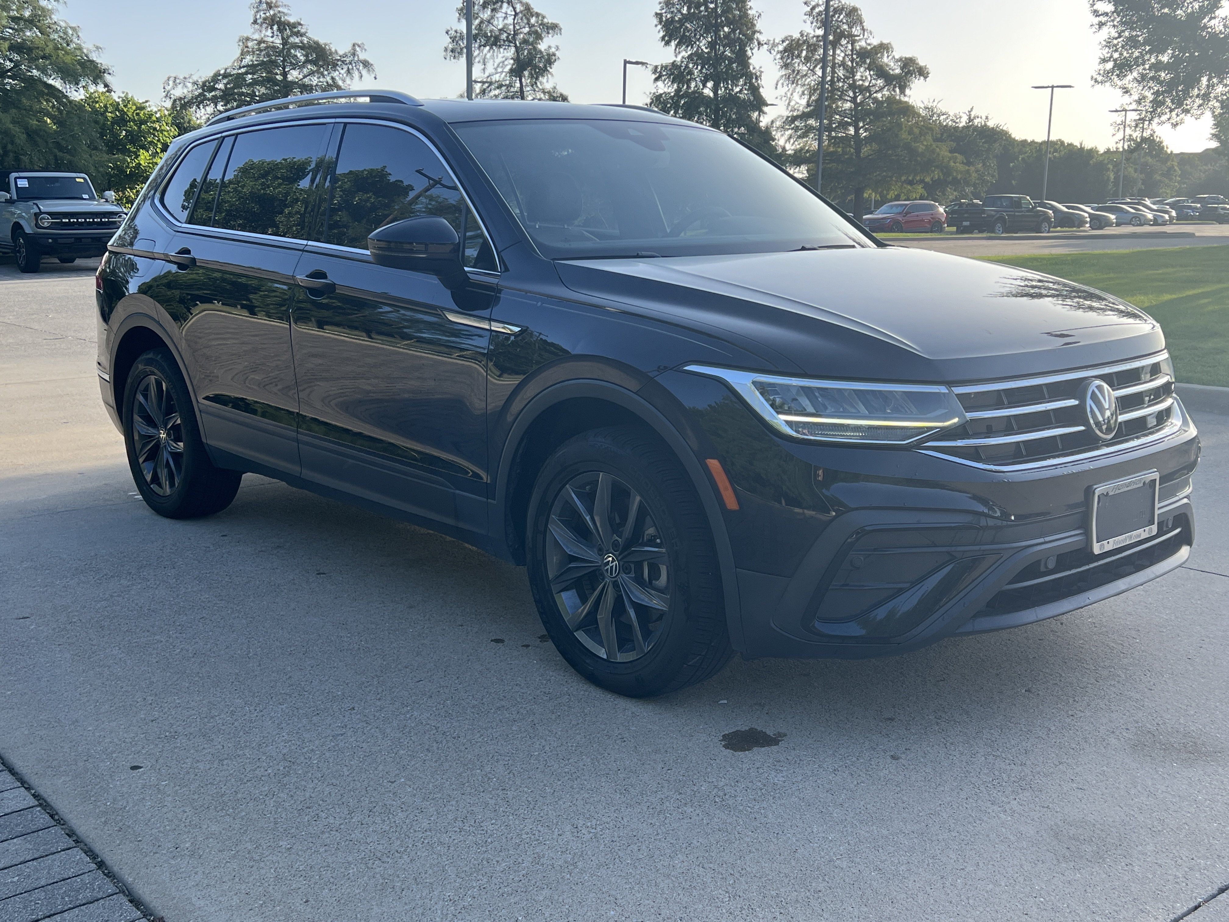 Certified 2023 Volkswagen Tiguan SE w/ Panoramic Sunroof Package FWD image 2