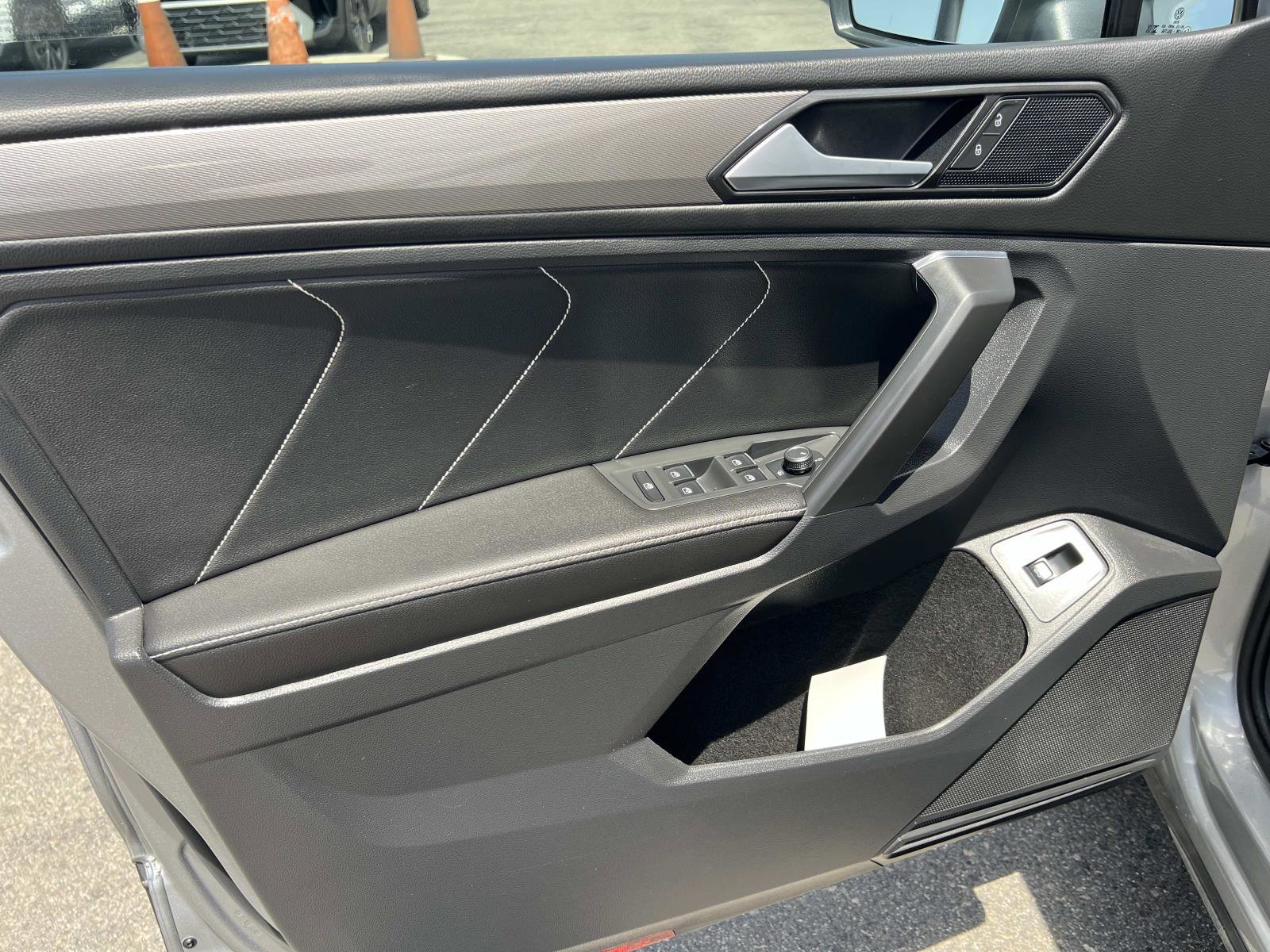 Certified 2023 Volkswagen Tiguan SE w/ Panoramic Sunroof Package FWD image 6