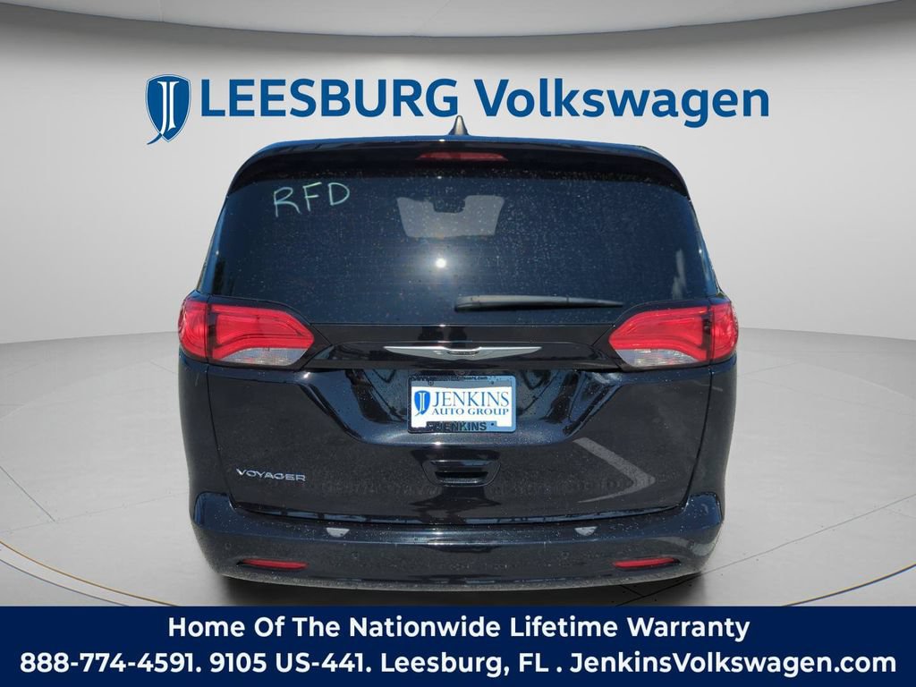 Used 2024 Chrysler Voyager LX FWD image 7