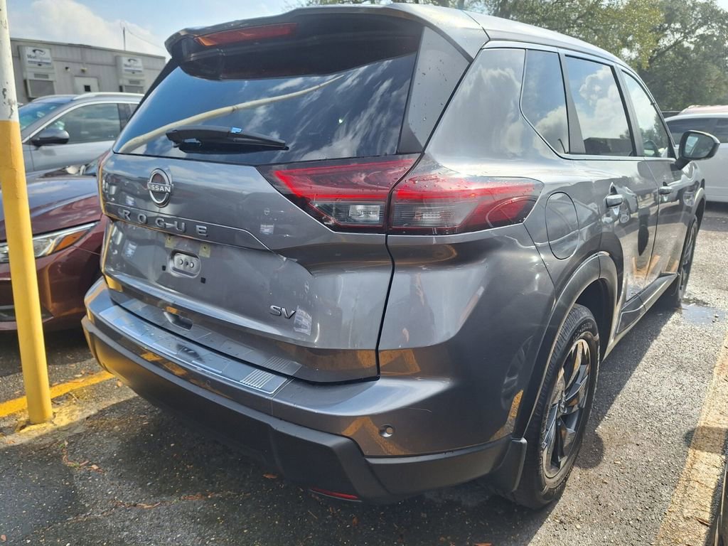 Used 2024 Nissan Rogue SV image 3