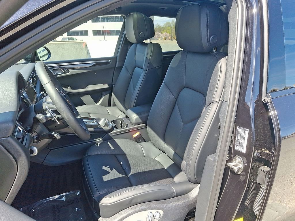 Certified 2025 Porsche Macan image 5