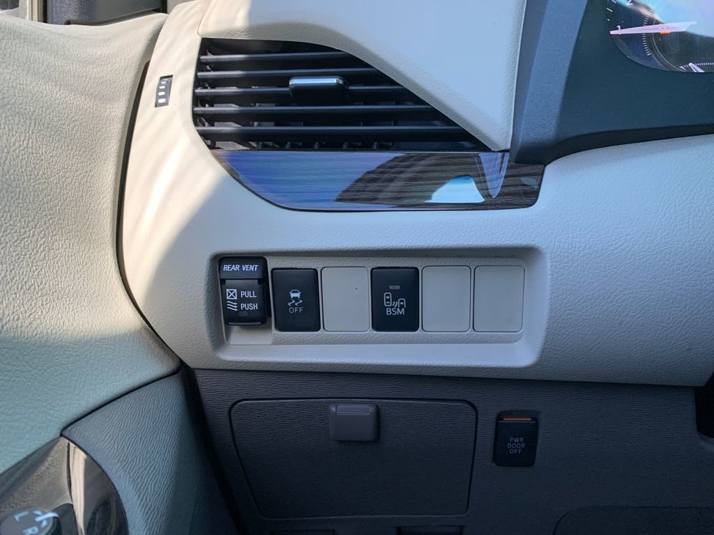 Used 2015 Toyota Sienna XLE image 22