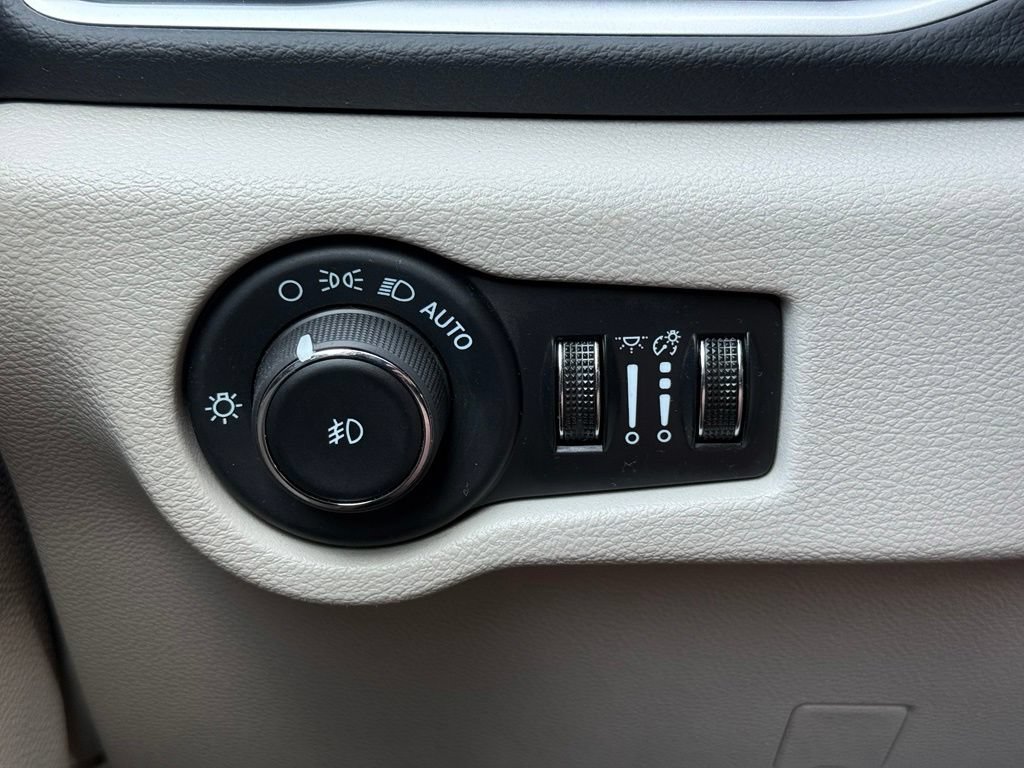 Used 2024 Chrysler Pacifica Touring-L FWD image 22