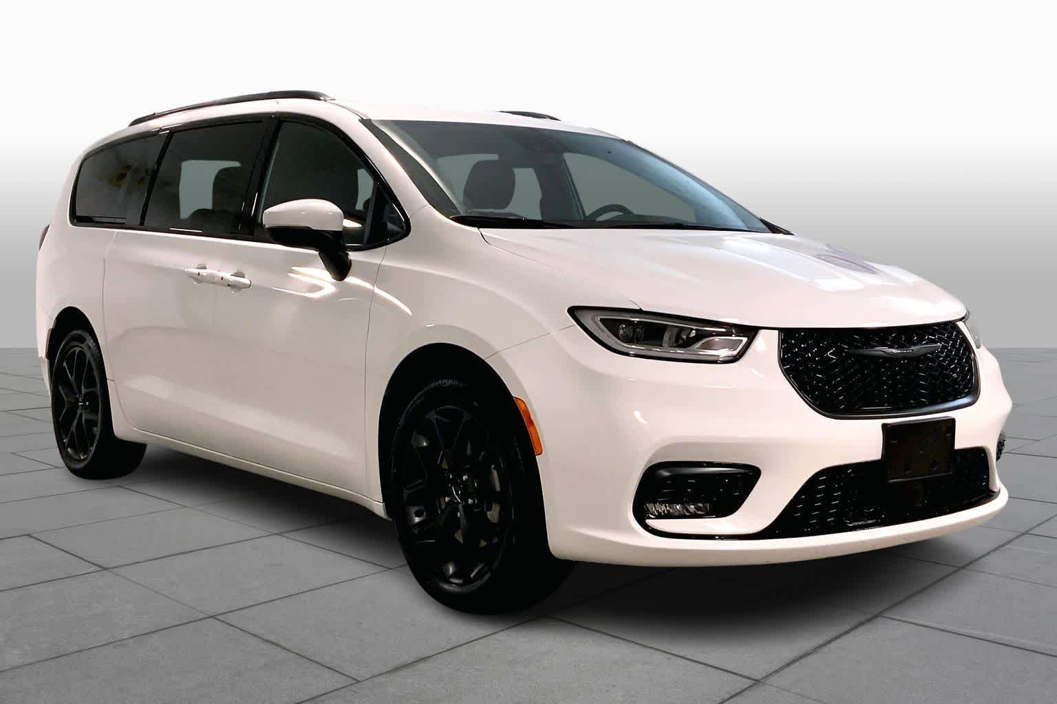 Used 2023 Chrysler Pacifica Touring-L w/ S Appearance Package image 2