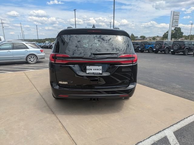 New 2026 Chrysler Pacifica Limited image 5