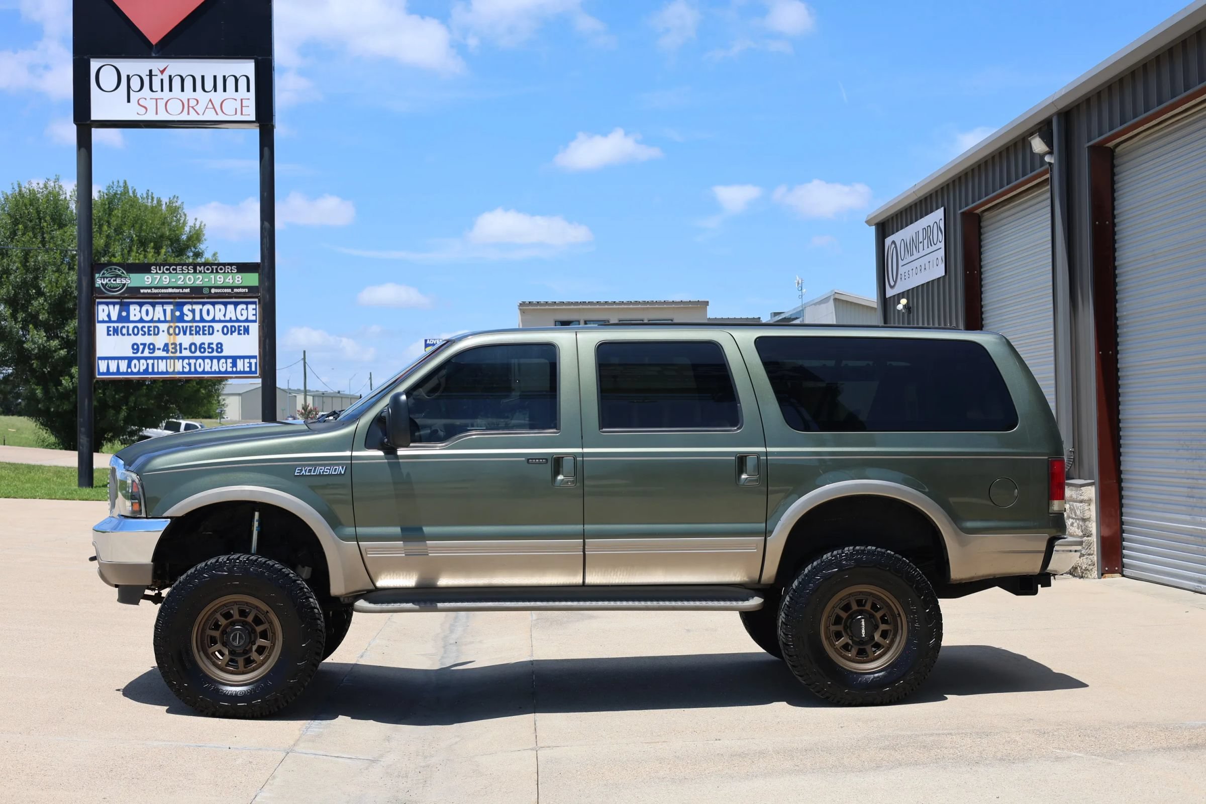 Used 2000 Ford Excursion Limited AWD/4WD image 7