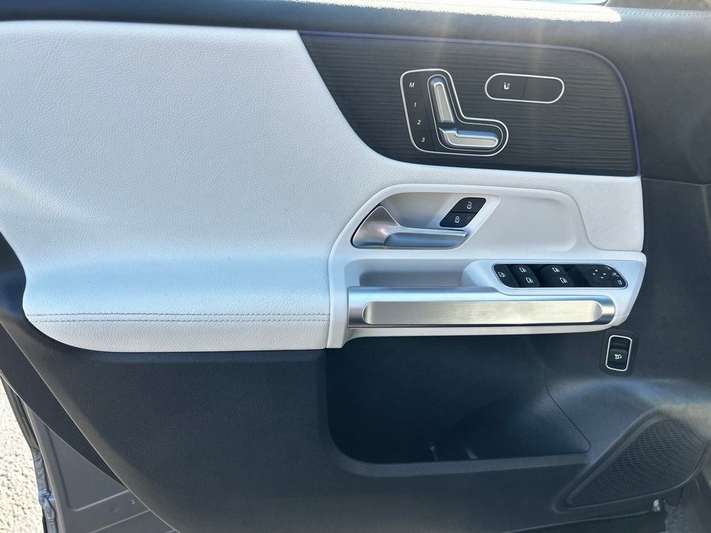 Used 2023 Mercedes-Benz GLB 250 4MATIC image 11
