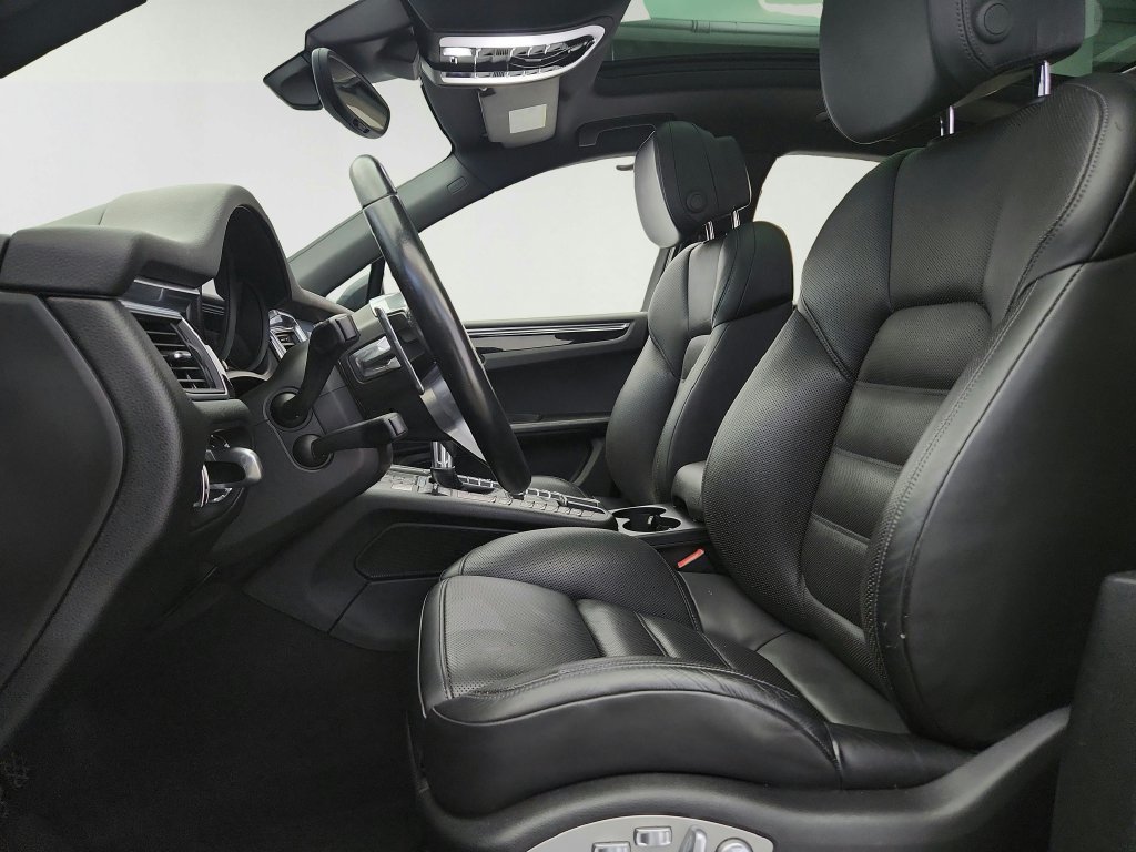 Used 2018 Porsche Macan Sport Edition AWD/4WD image 10