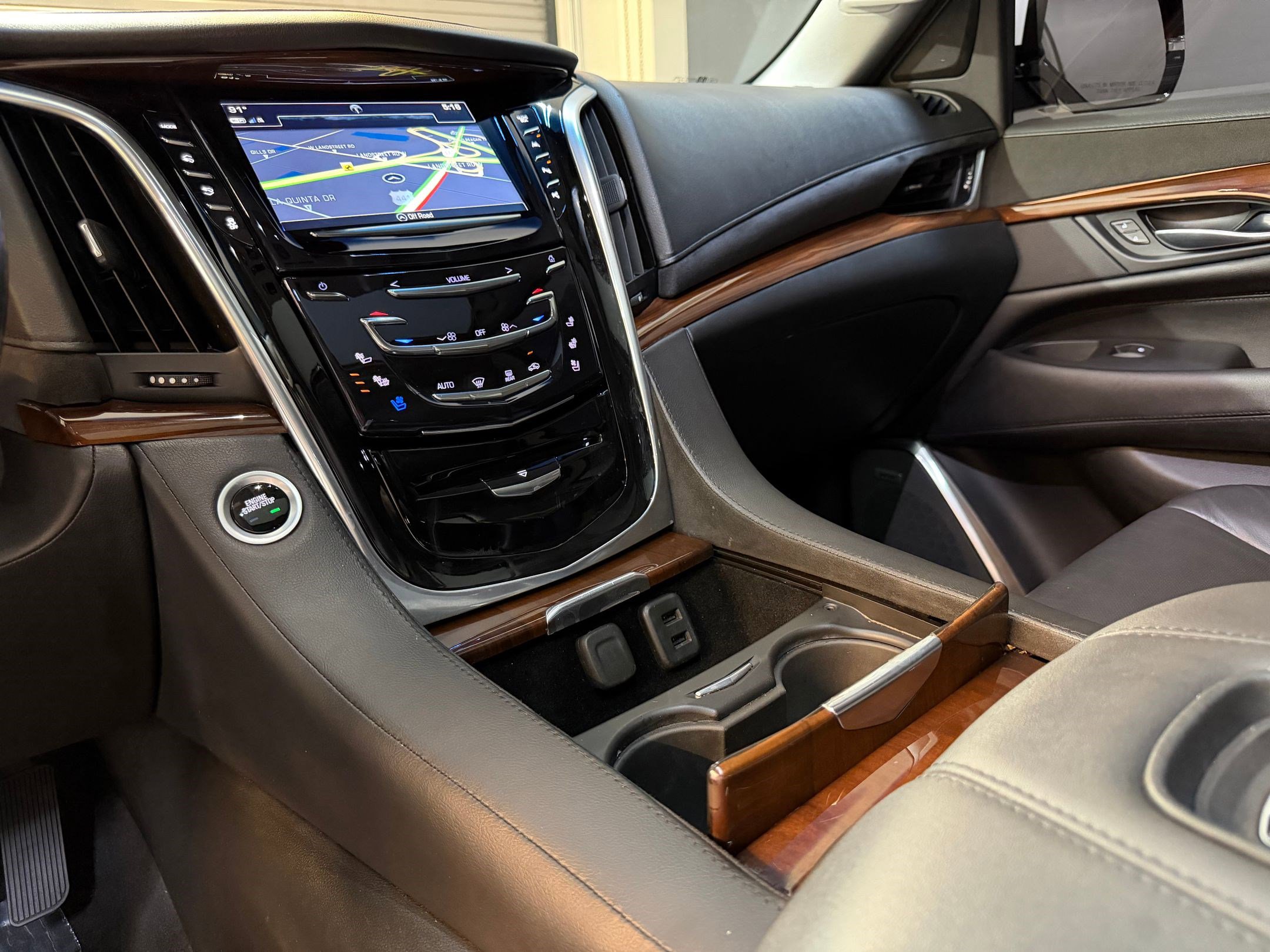 Used 2018 Cadillac Escalade Luxury RWD image 27