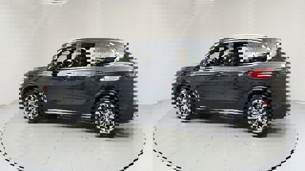 Used 2021 BMW X5 xDrive45e w/ Premium Package image 3