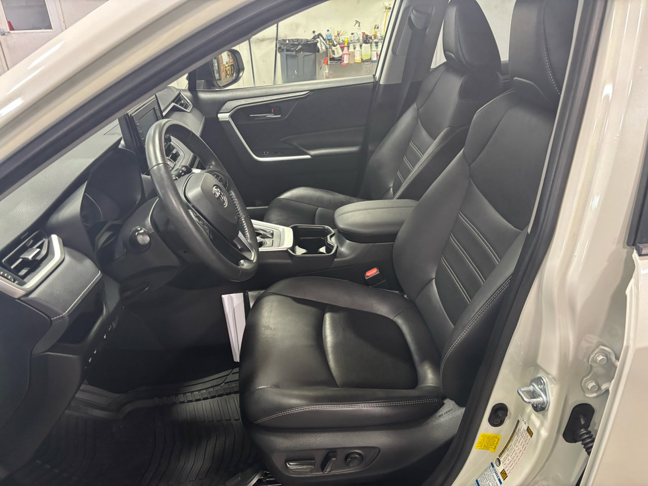 Used 2021 Toyota RAV4 XLE Premium image 4