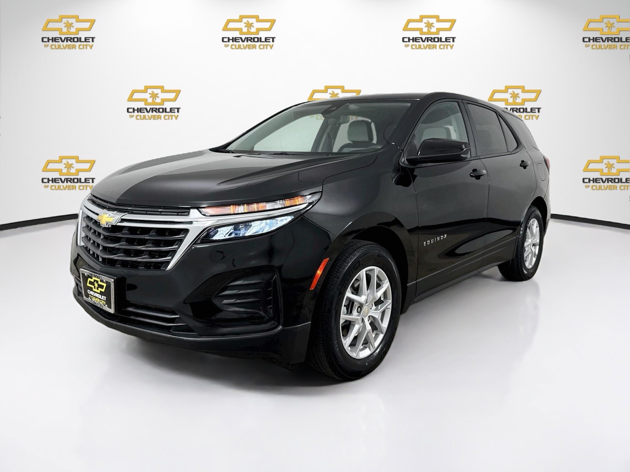 Used 2023 Chevrolet Equinox LS w/ LS Convenience Package FWD image 3