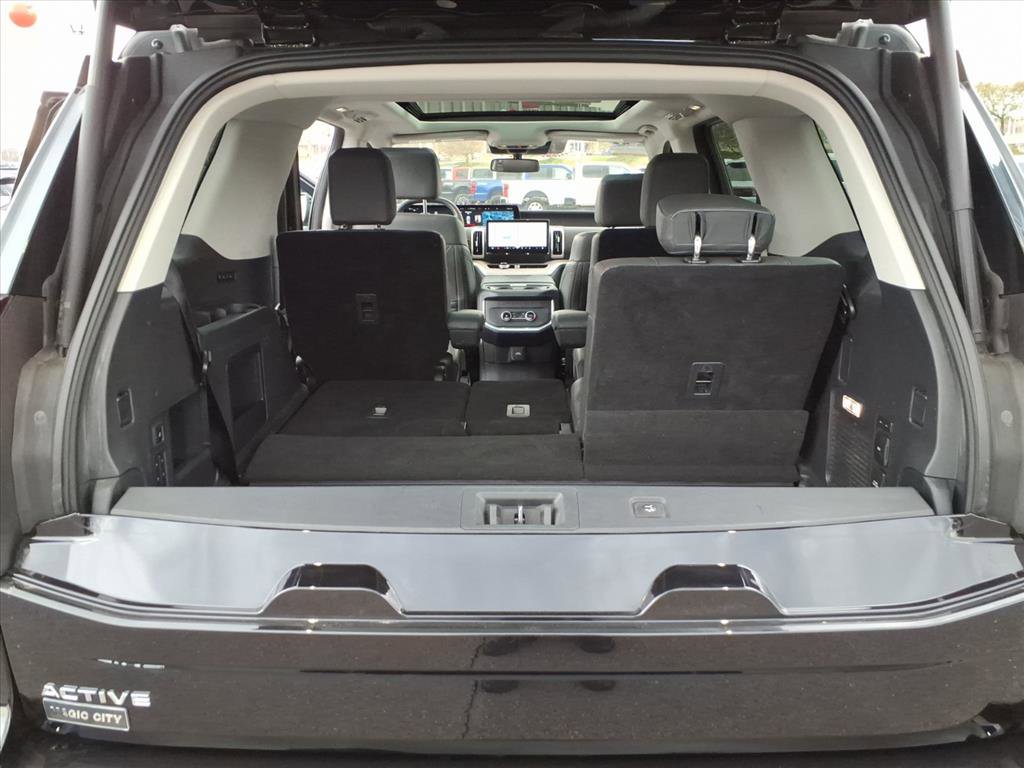 Certified 2025 Ford Expedition Active image 8