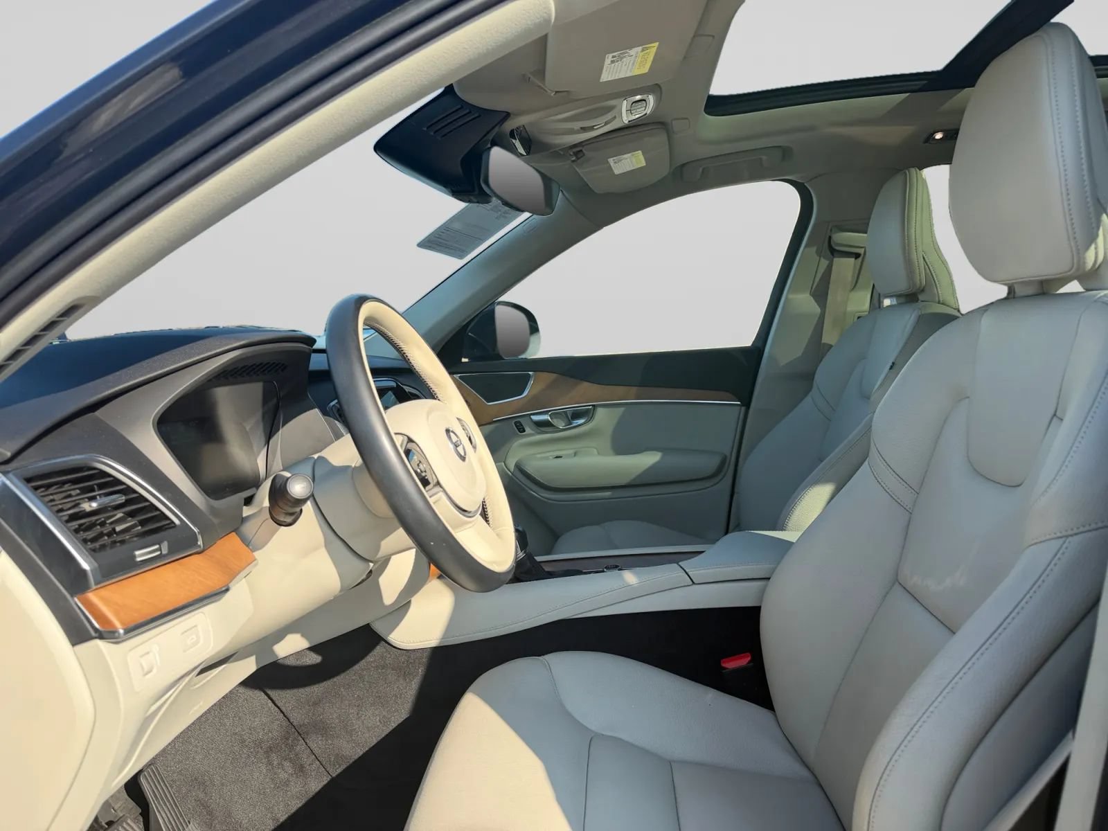 Used 2022 Volvo XC90 T5 Momentum w/ Protection Package Premier FWD image 16