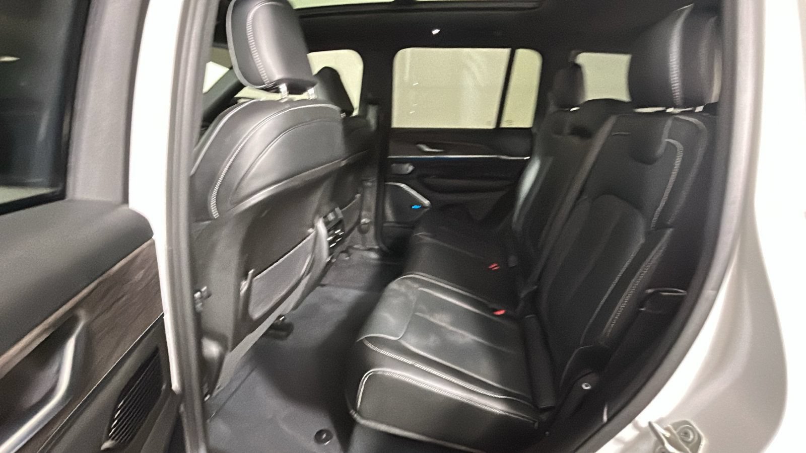 Used 2023 Jeep Grand Cherokee Overland AWD/4WD image 30