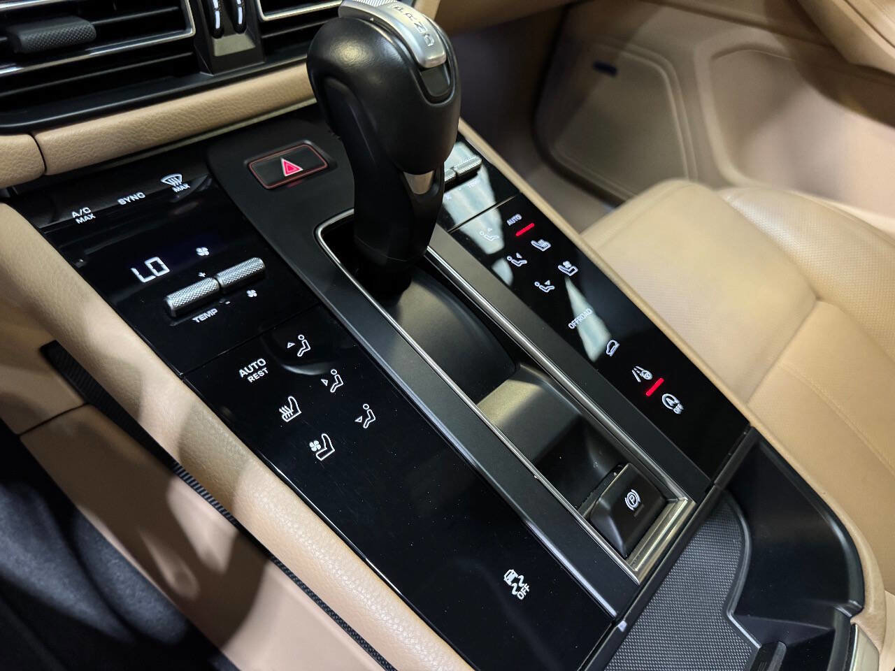 Used 2024 Porsche Macan w/ Premium Plus Package image 17