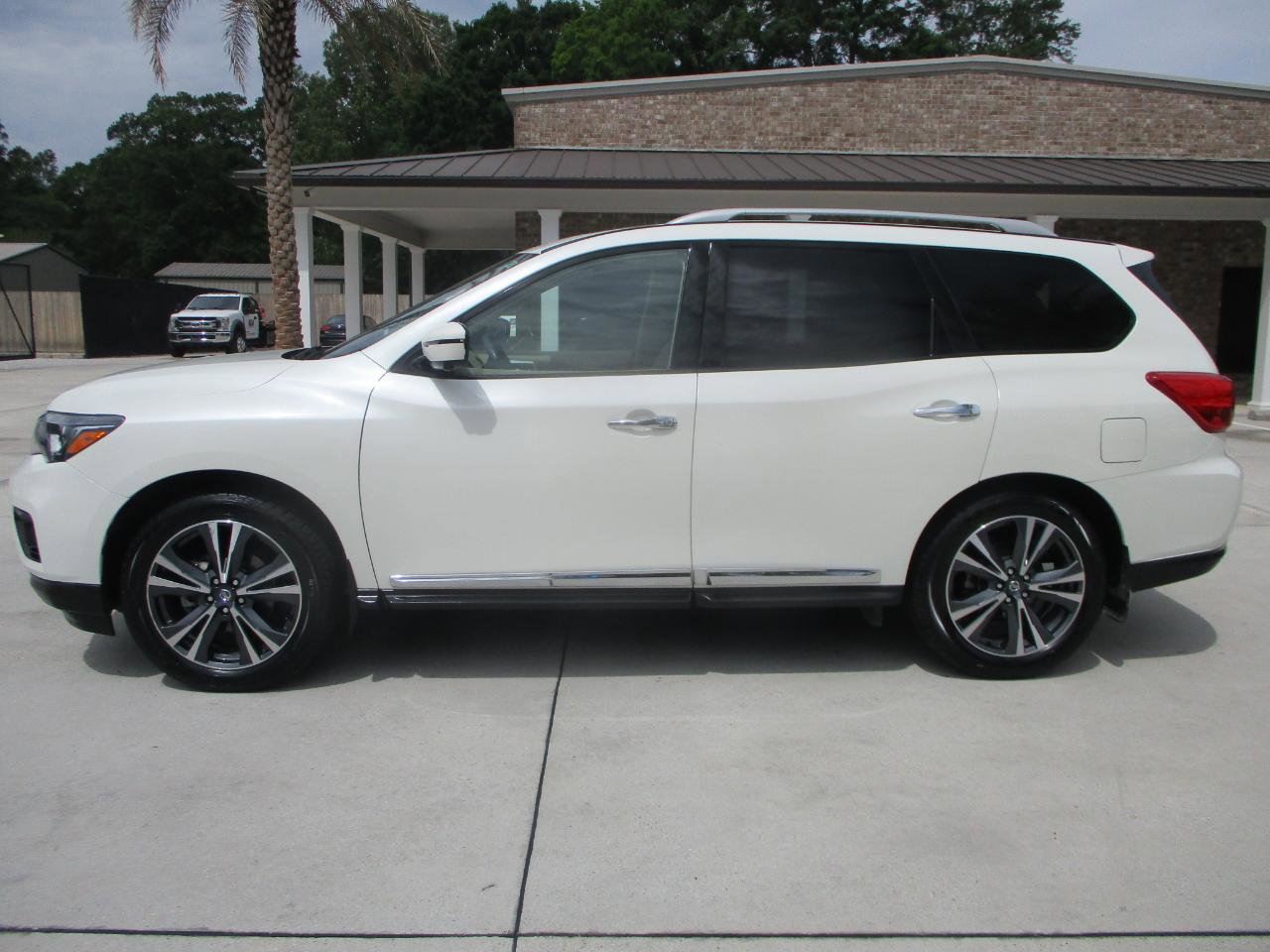 Used 2019 Nissan Pathfinder Platinum FWD image 2