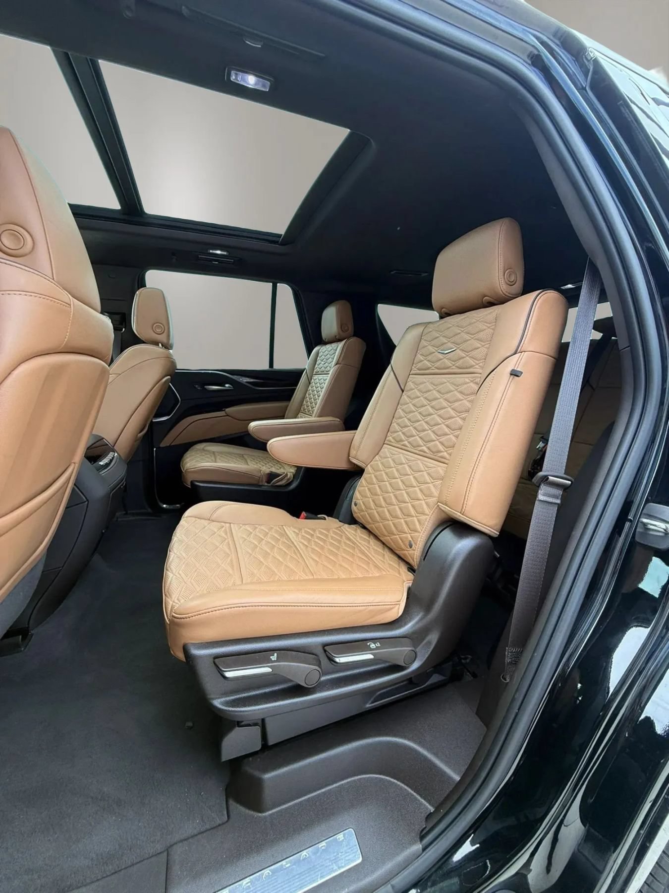 Used 2023 Cadillac Escalade Premium Luxury w/ LPO, Floor Liner Package AWD/4WD image 11