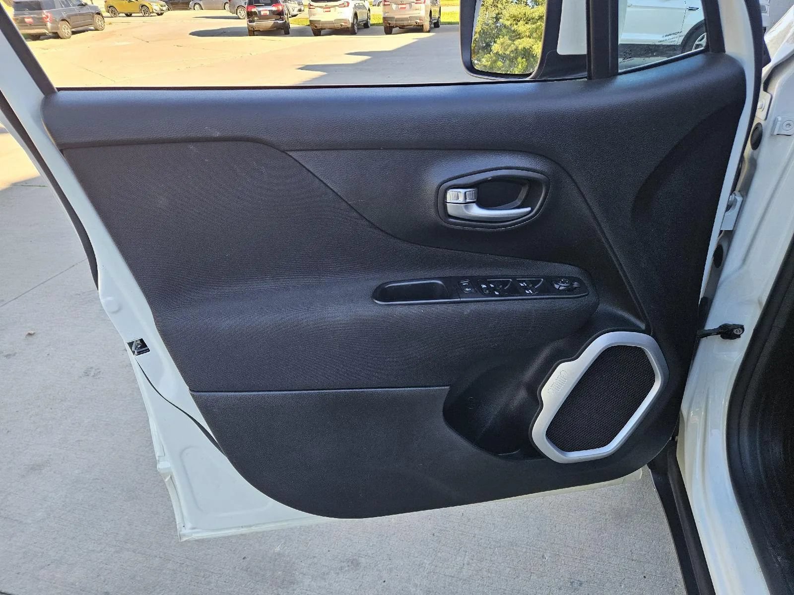 Used 2018 Jeep Renegade Latitude w/ Cold Weather Group FWD image 9