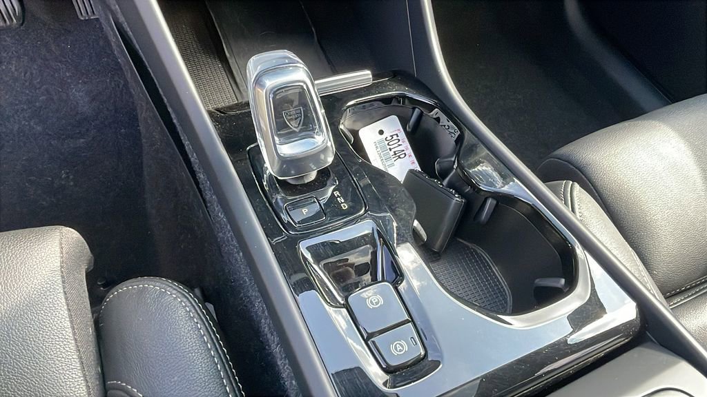 Used 2025 Volvo XC40 B5 Plus image 16