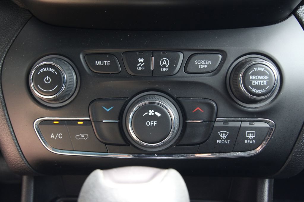 Used 2020 Jeep Cherokee Latitude w/ Cold Weather Group AWD/4WD image 28