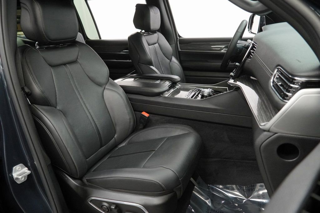 Certified 2022 Jeep Wagoneer Series III w/ Flexible Seating Group image 43