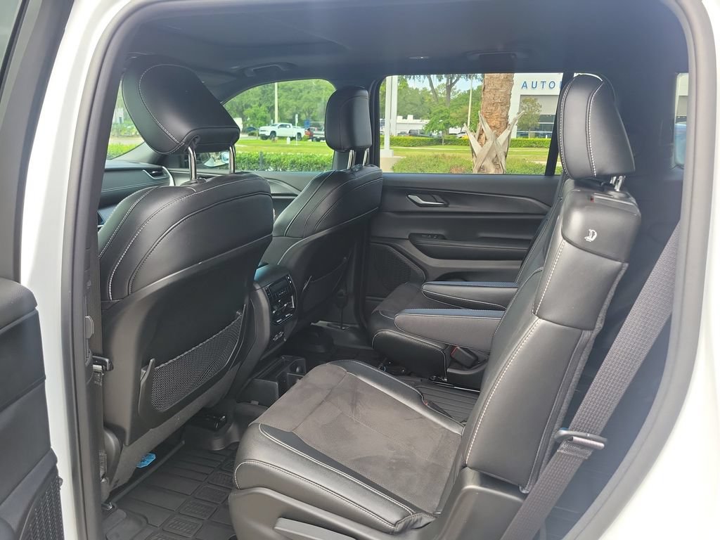 Used 2024 Jeep Grand Cherokee L Altitude AWD/4WD image 13