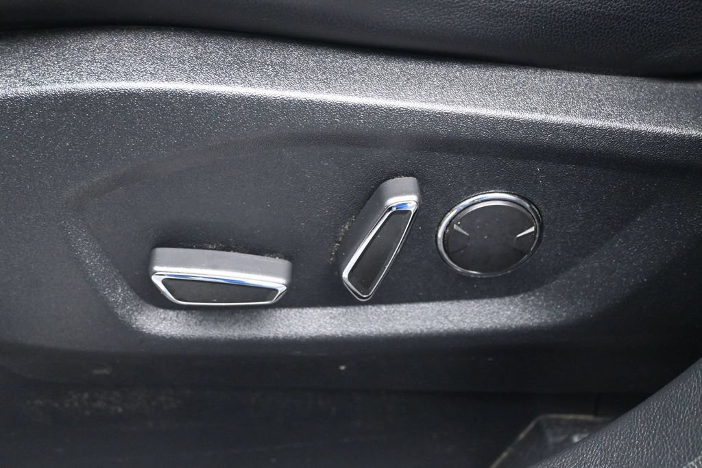 Used 2018 Ford Edge Titanium w/ Equipment Group 302A AWD/4WD image 10
