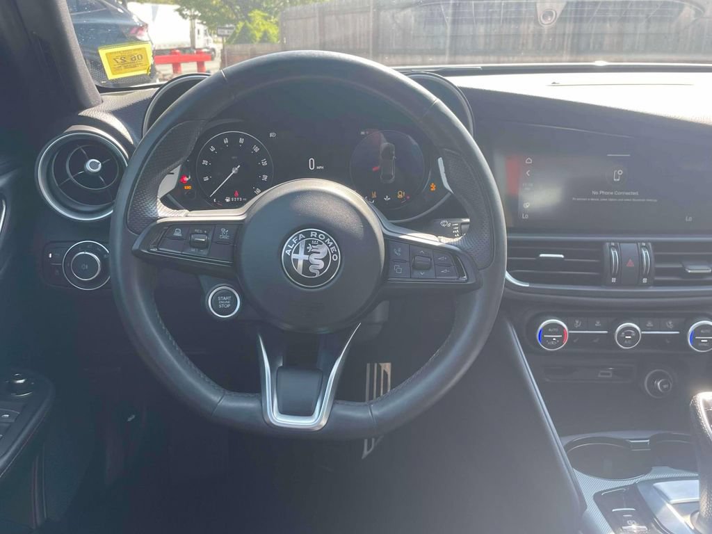 Used 2025 Alfa Romeo Giulia AWD image 14
