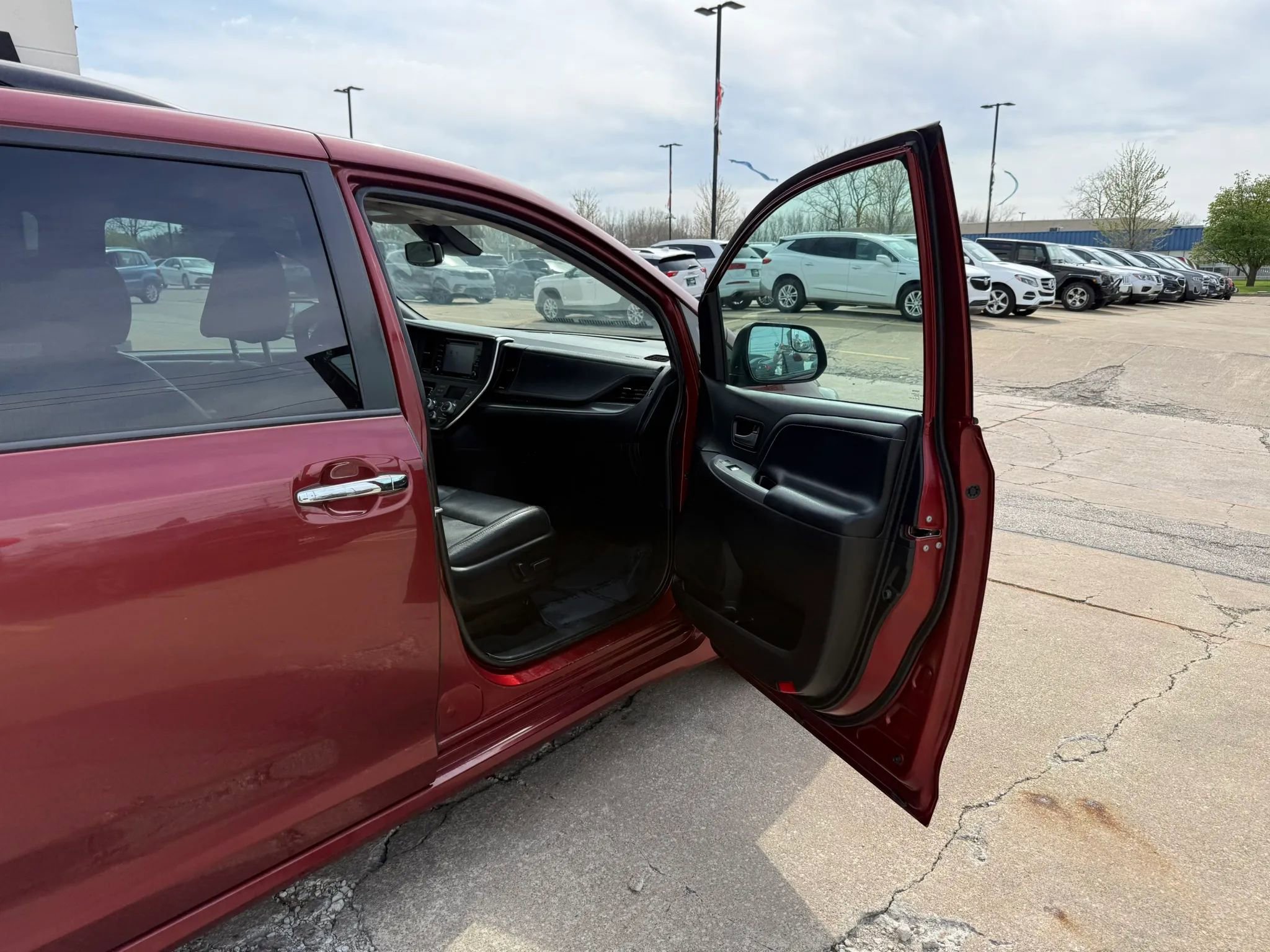 Used 2018 Toyota Sienna SE FWD image 26