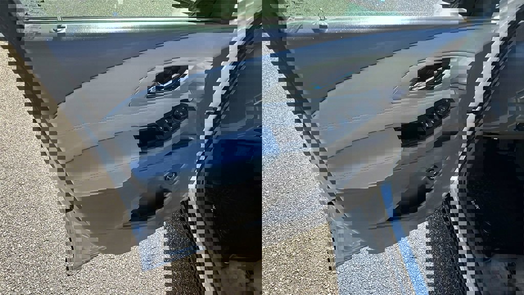 Used 2021 Chevrolet Traverse LT image 11