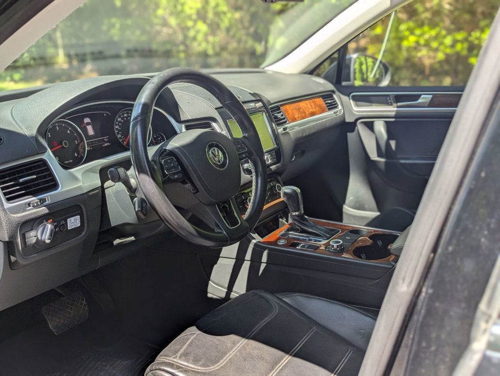 Used 2014 Volkswagen Touareg TDI AWD/4WD image 18