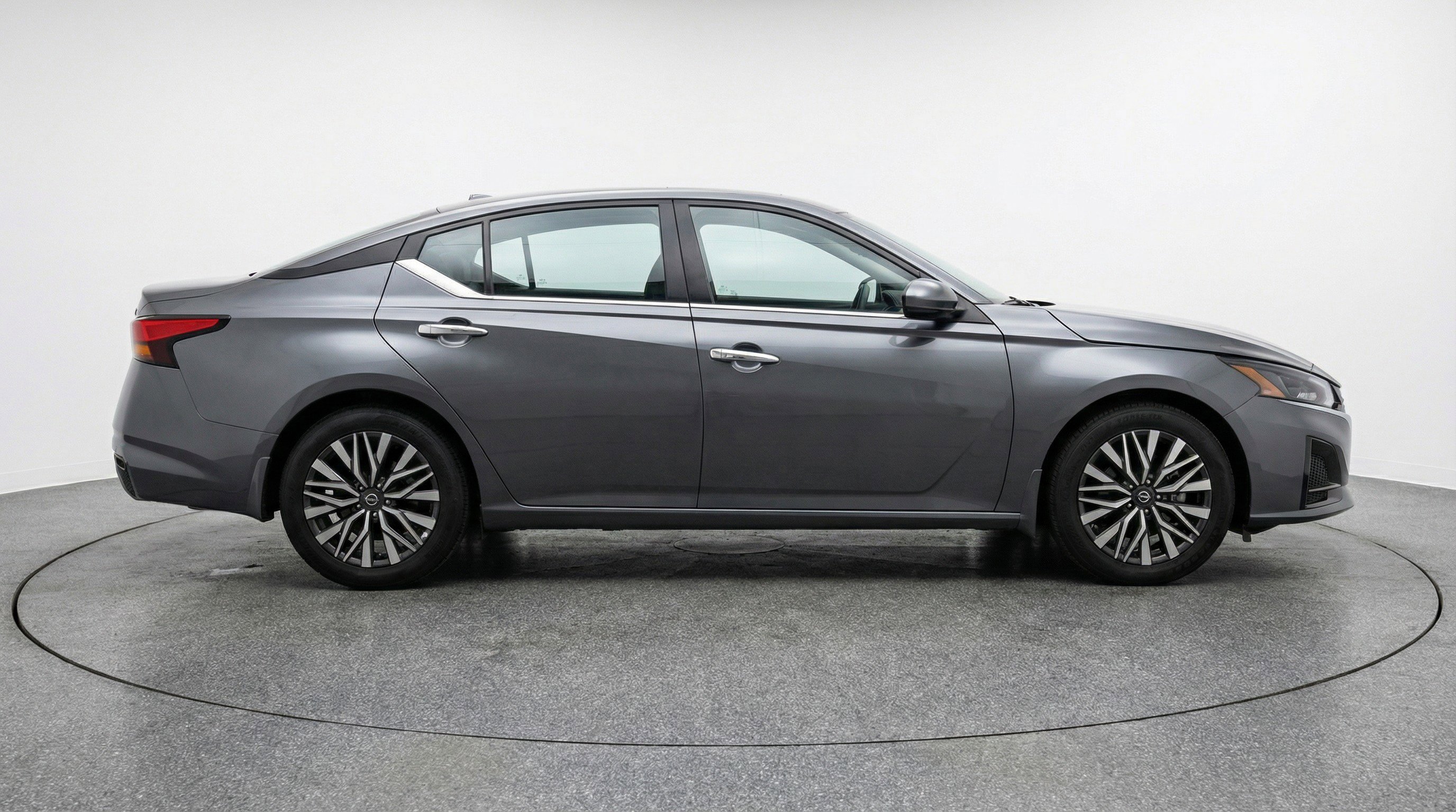 Used 2025 Nissan Altima 2.5 SV FWD image 11