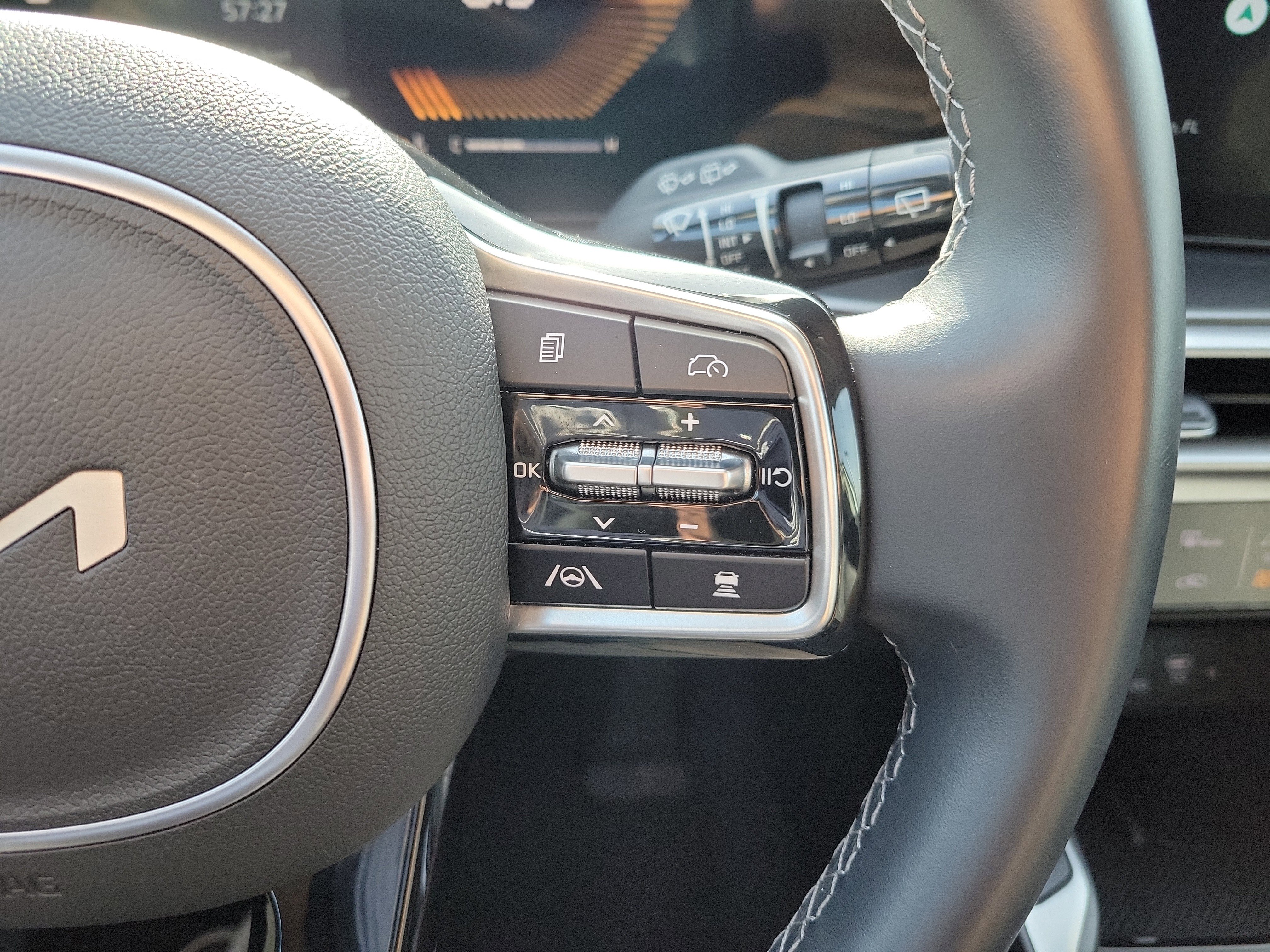 Certified 2025 Kia Sorento S w/ Panoramic Sunroof Package FWD image 29
