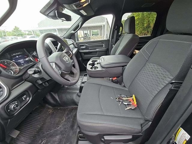 Used 2025 RAM 5500 4x4 Crew Cab image 4