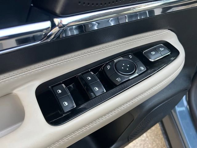 Used 2025 Lincoln Corsair Premiere image 13