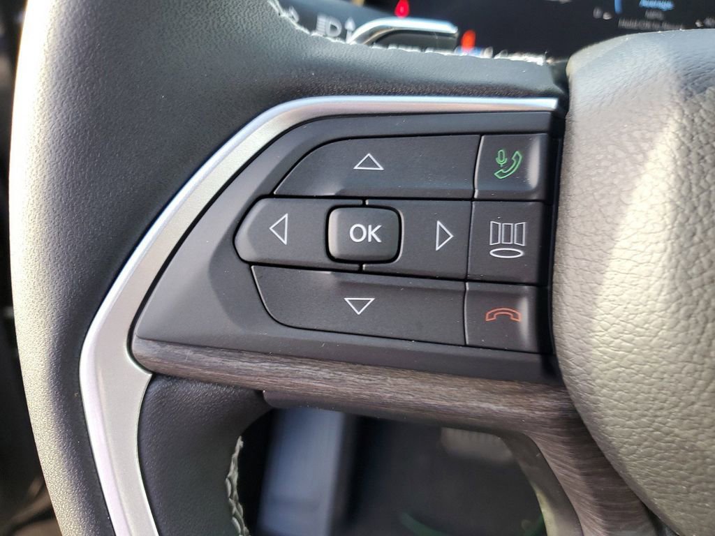 Used 2024 Jeep Grand Cherokee Limited w/ Black Appearance Package image 22