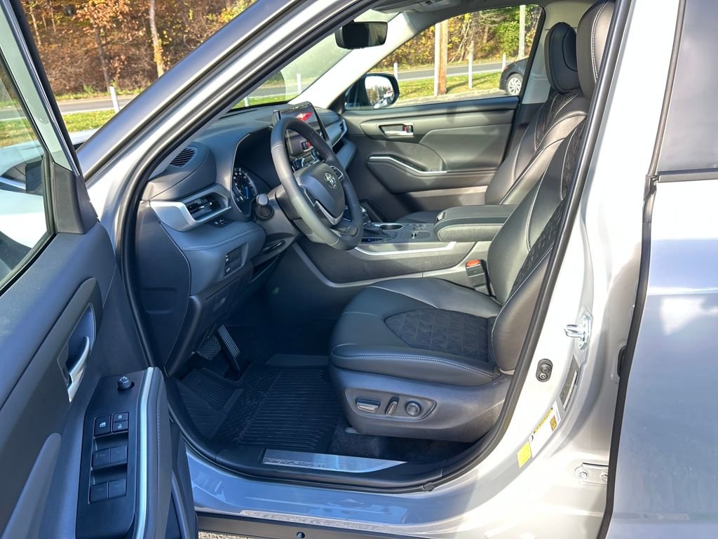 New 2025 Toyota Highlander XLE image 17